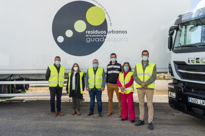 El vicepresidente primero de la Diputación de Guadalajara y diputado responsable del Consorcio de Residuos, Rubén García, ha recepcionado los nuevos vehículos incorporados a este servicio.
