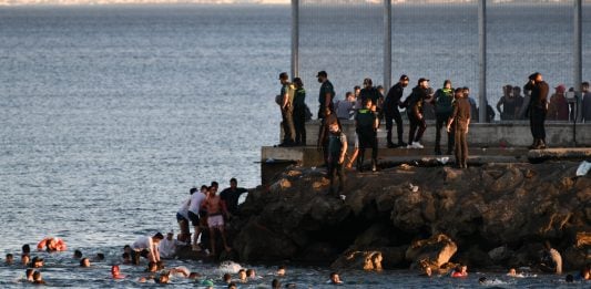 Las soluciones del PP para resolver el caos de Ceuta El Tarajal, en 2021. (Foto: Antonio Sempere / Europa Press)
