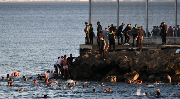 Las soluciones del PP para resolver el caos de Ceuta El Tarajal, en 2021. (Foto: Antonio Sempere / Europa Press)