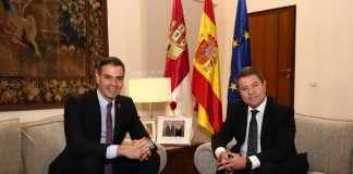 Pedro Sánchez y Emiliano García-Page han posado, a cara descubierta, en el despacho del presidente de Castilla-La Mancha.