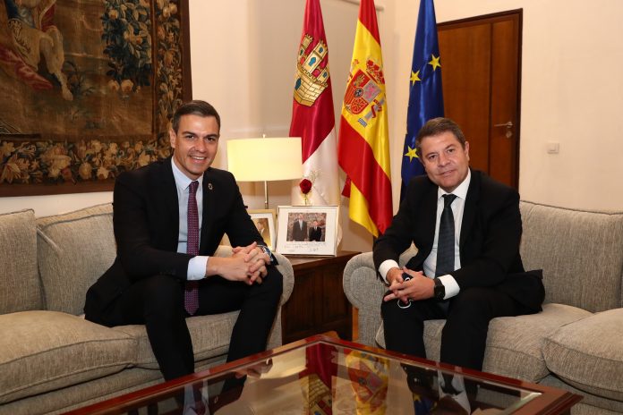 Pedro Sánchez y Emiliano García-Page han posado, a cara descubierta, en el despacho del presidente de Castilla-La Mancha.