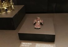 La llamada "Fíbula de Alovera" está expuesta en el Museo Arqueológico de Madrid.