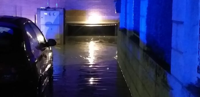 Garaje anegado en El Casar. (Foto: Protección Civil de Brihuega)