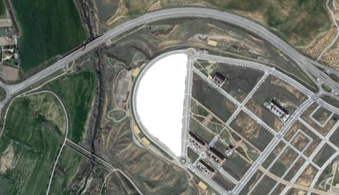 En blanco, la parcela cedida al Ministerio del Interior para el nuevo acuartelamiento de los GEO en Guadalajara. (Foto: Goole Maps - La Crónic@) Una de las ventajas de la parcela es que asegura tranquilidad: no habrá vecinos cerca hacia el río ni hacia la Ronda Norte.