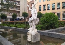 Estatua de Neptuno en la Plaza del Jardinillo de Guadalajara el 22 de mayo de 2021. (Foto: La Crónic@)