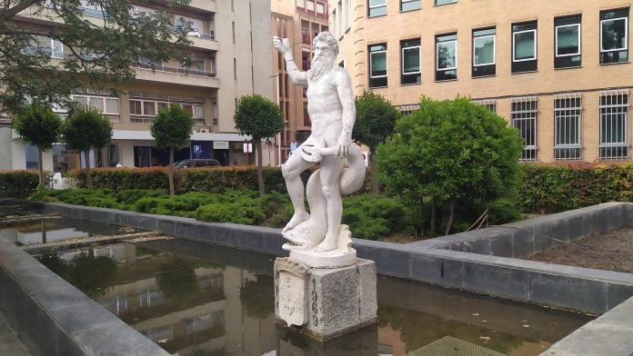 Estatua de Neptuno en la Plaza del Jardinillo de Guadalajara el 22 de mayo de 2021. (Foto: La Crónic@)