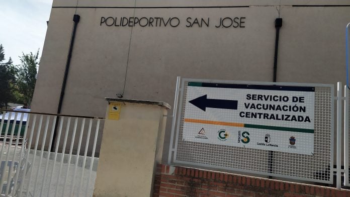 Centro de vacunación contra el COVID en el Polideportivo San José.