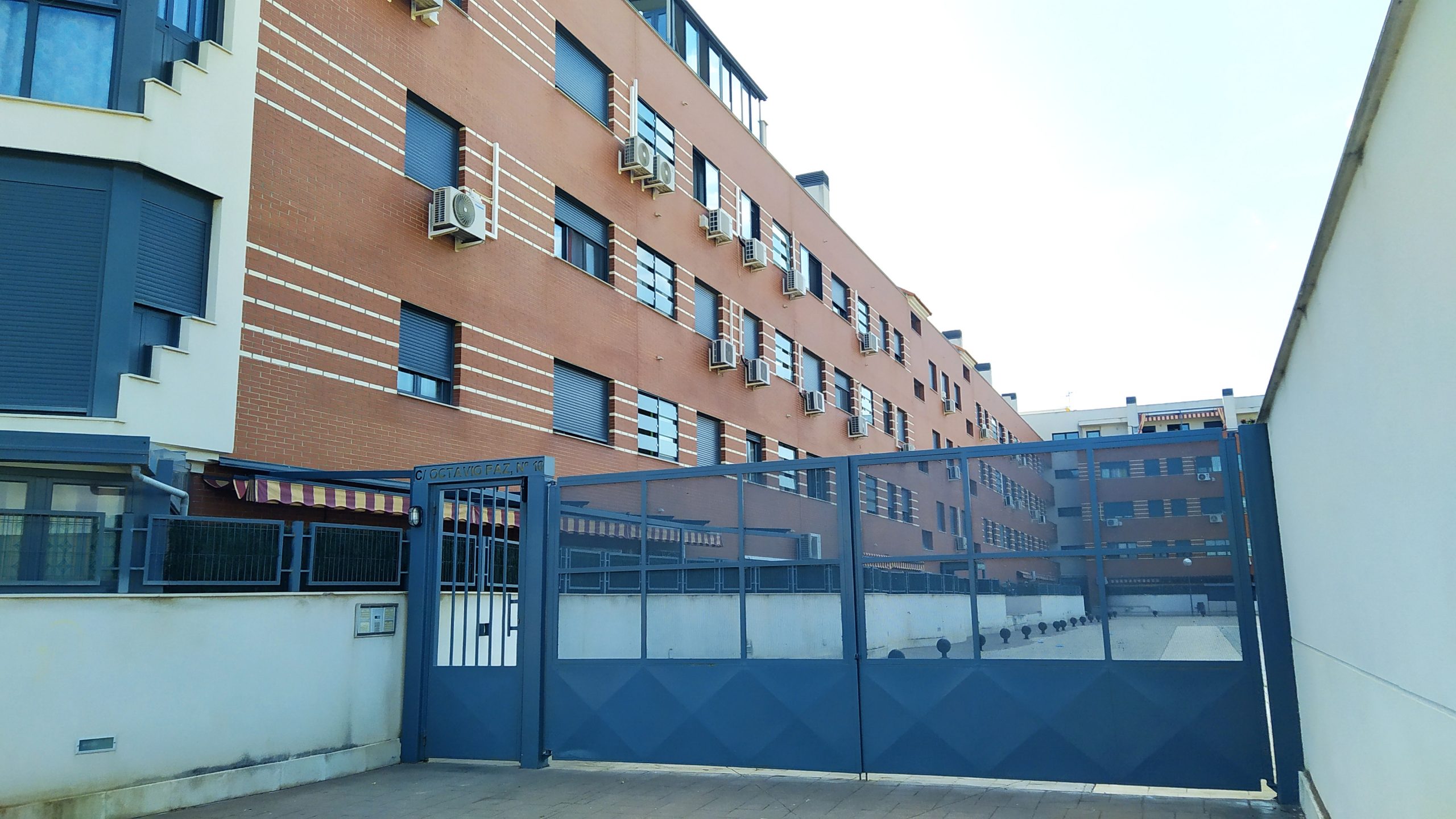 Acceso al edificio de la calle Octavio Paz de Alovera, horas después del crimen. (Foto: La Cronic@)