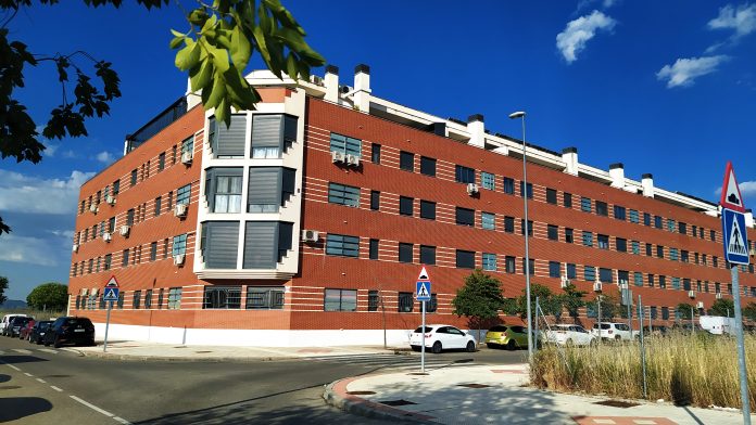 El edificio de la calle Octavio Paz de Alovera, horas después del crimen. (Foto: L Cronic@)