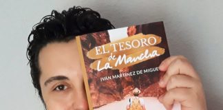 El guadalajareño Iván Martínez con su nueva novela.