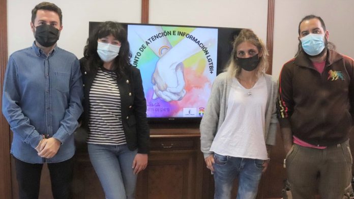 Algunos de los implicados en Punto de Atención e Información destinado a adolescentes y jóvenes pertenecientes al colectivo LGTBI de Cabanillas del Campo.