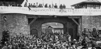 Conocida fotografía de la liberación de Mauthausen, con una pancarta de bienvenida en español a las tropas aliadas.