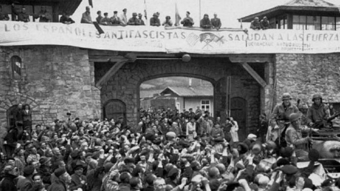 Conocida fotografía de la liberación de Mauthausen, con una pancarta de bienvenida en español a las tropas aliadas.
