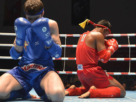 Luchadores de Muay Thai sobre el ring.