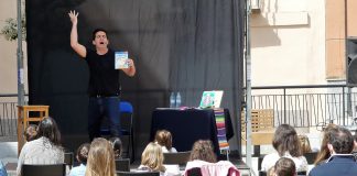 En inglés y con niños echa a andar la Guadalajara más «encuentada» Estibi Mínguez en la plaza del Concejo de Guadalajara, el 1 de mayo de 2021. (Foto: La Crónic@)