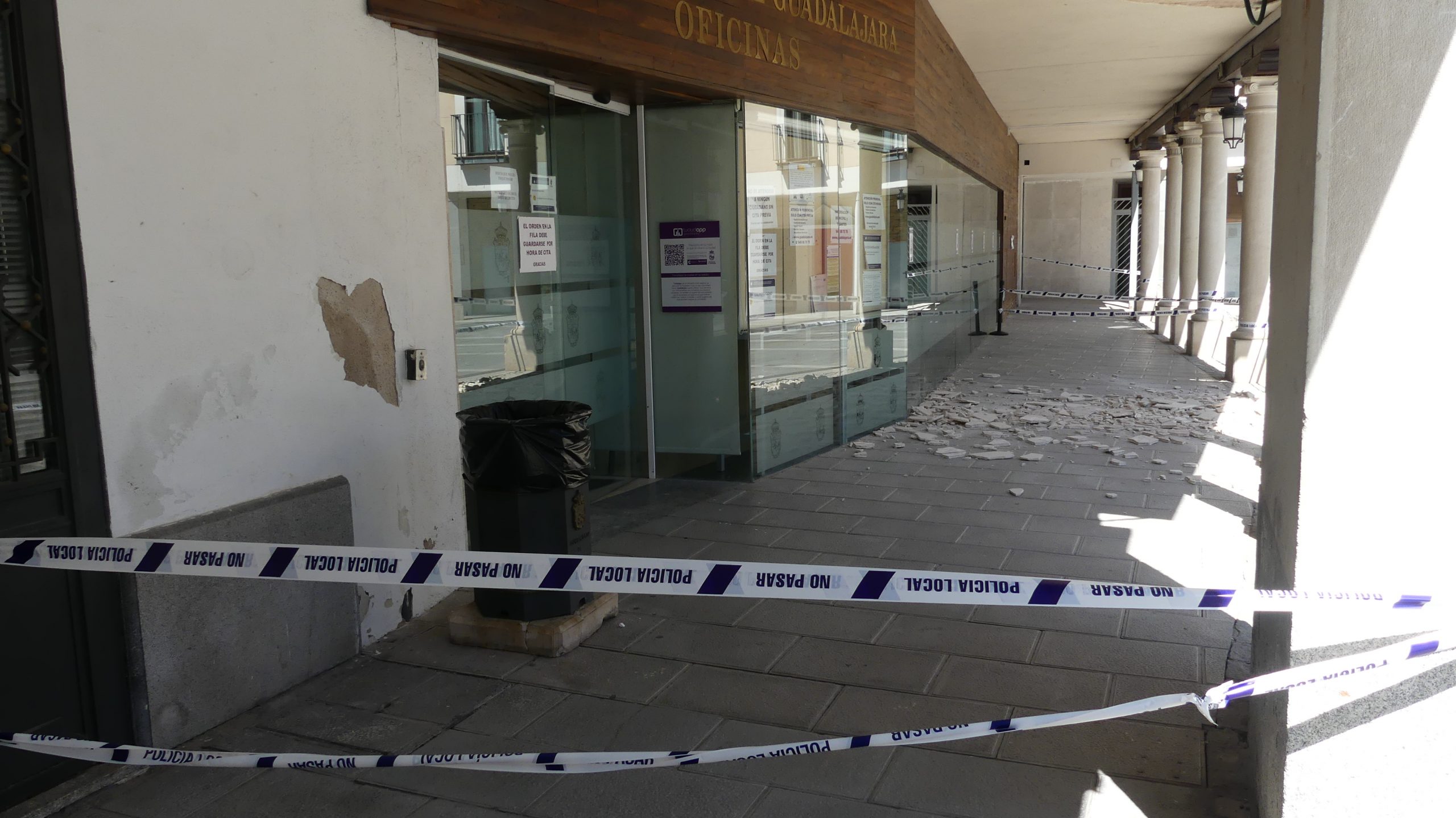 Daños causados por el desprendimiento de parte del techo de los soportales del Ayuntamiento de Guadalajara el 6 de mayo de 2021. (Foto: La Crónic@)