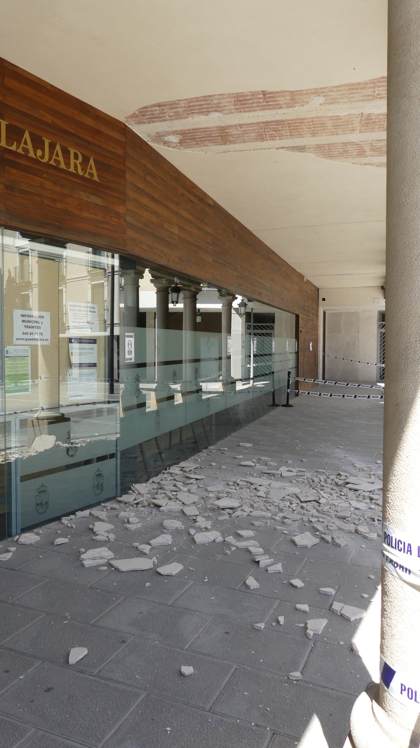 Daños causados por el desprendimiento de parte del techo de los soportales del Ayuntamiento de Guadalajara el 6 de mayo de 2021. (Foto: La Crónic@)