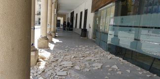 Susto en el Ayuntamiento de Guadalajara Cascoquetas a las puertas del Registro del Ayuntamiento de Guadalajara. (Foto: La Crónic@)