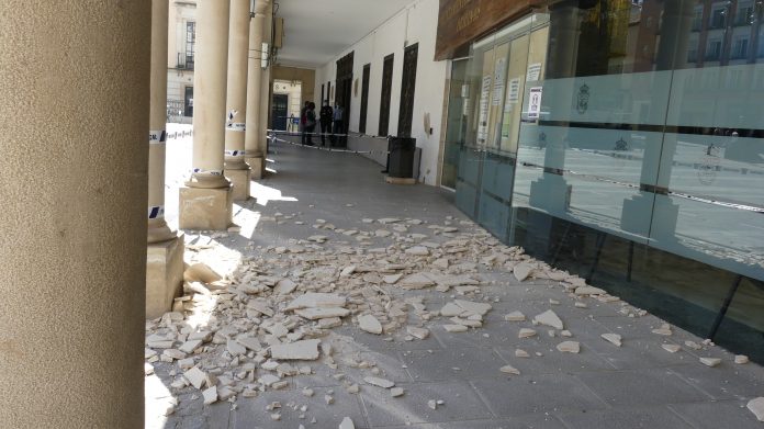 Cascoquetas a las puertas del Registro del Ayuntamiento de Guadalajara. (Foto: La Crónic@)