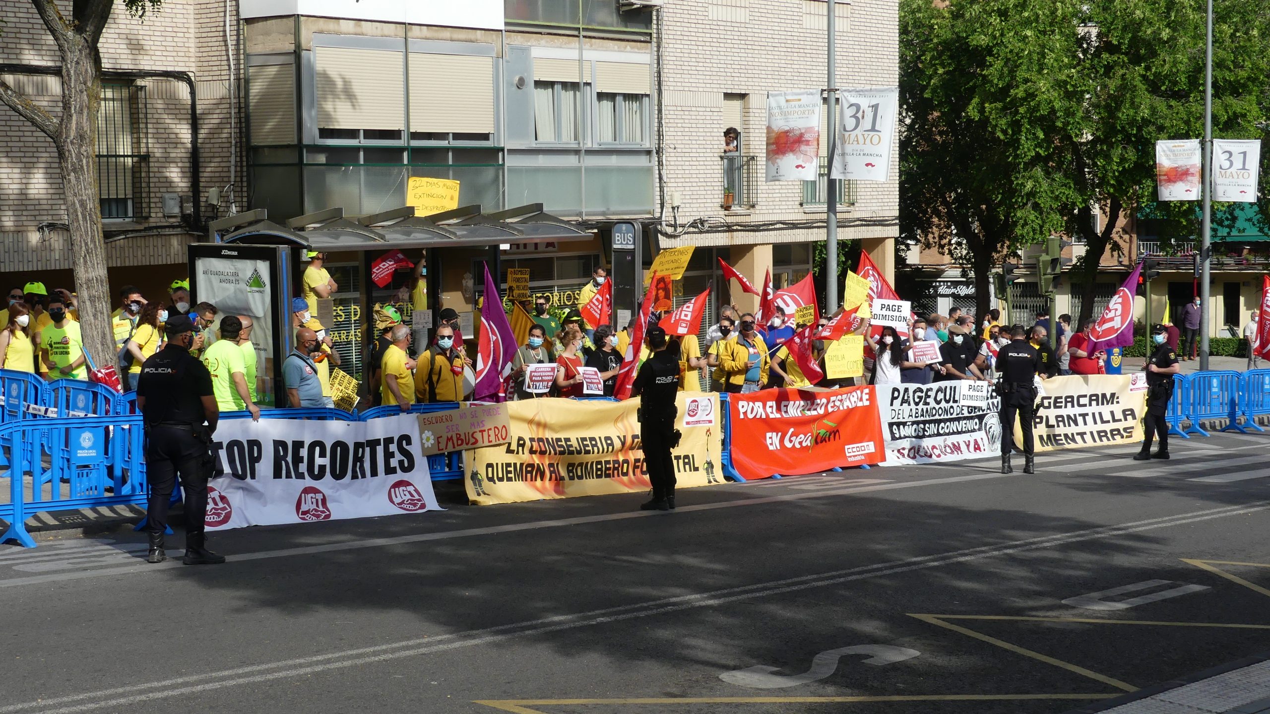 Protesta de trabajadores de GEACAM en Guadalajara, durante el Día de la Región. (Foto: La Crónic@)