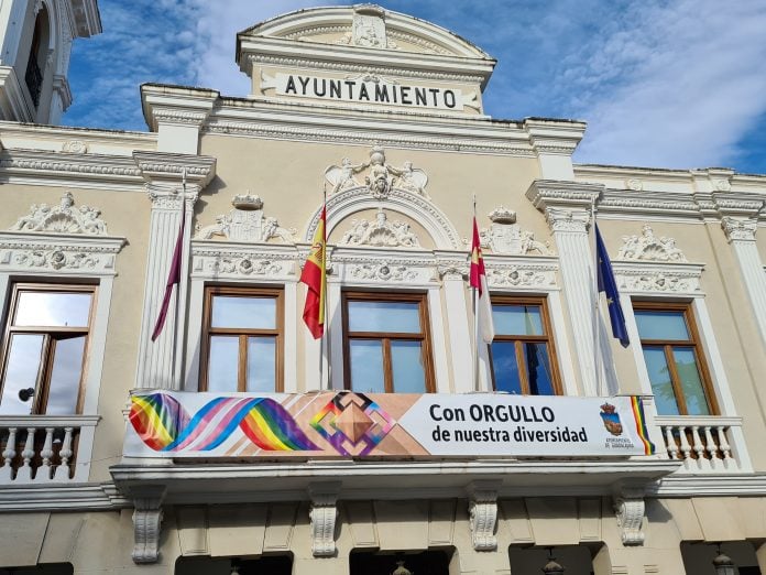 Pancarta en el Ayuntamiento de Guadalajara contra la discriminación LGTBI.