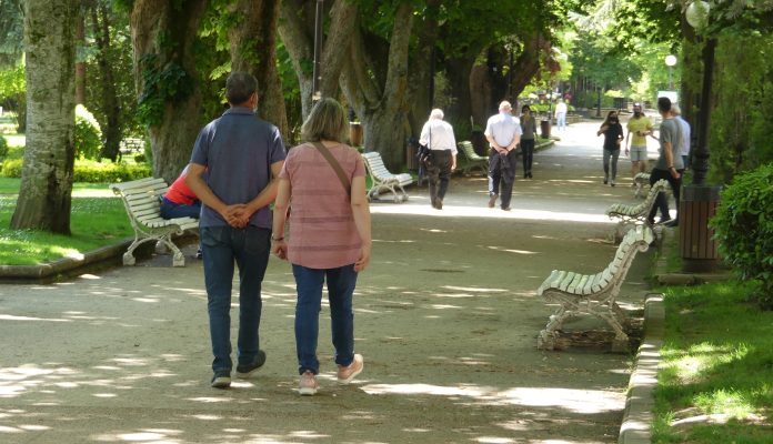 Personas en un parque el 30 de mayo de 2021. (Foto: La Crónic@)