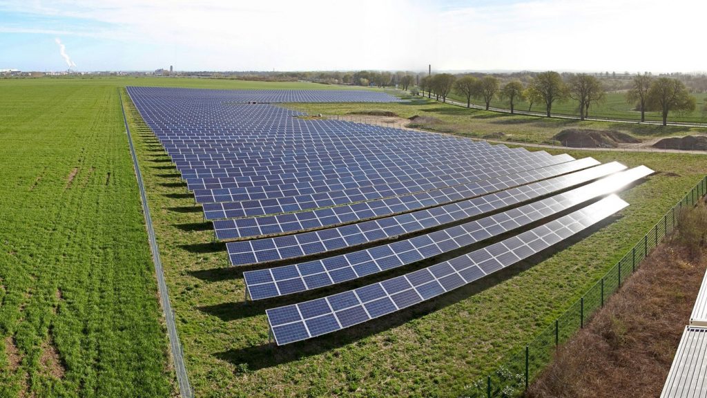 El suelo agrícola de sustituye para las próximas décadas por una cubierta permanente de paneles solares para la producción de energía fotovoltaica.