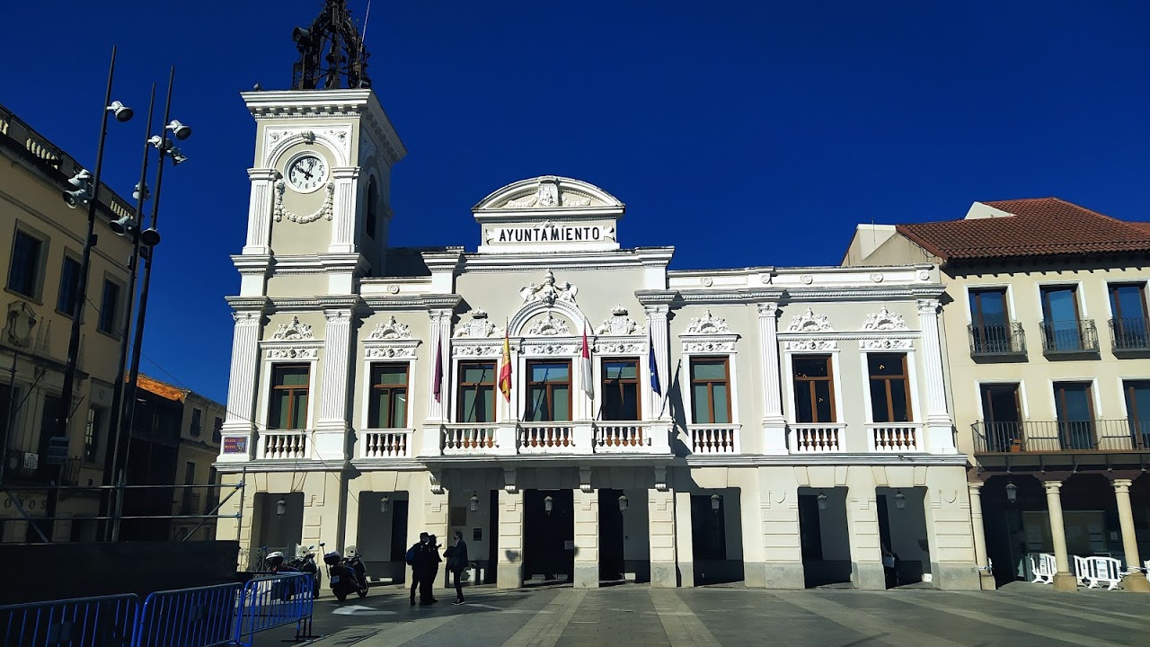 El vallado más notorio en el Ayuntamiento era el motivado por la caída de un techo la víspera, a las puertas del Registro. (Foto: La Crónic@)