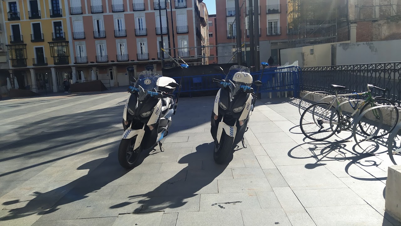 La vigilancia policial era discreta a primeras horas de la mañana del viernes... que es como debe ser una vigilancia policial que quiera ser eficaz. (Foto: La Crónic@)