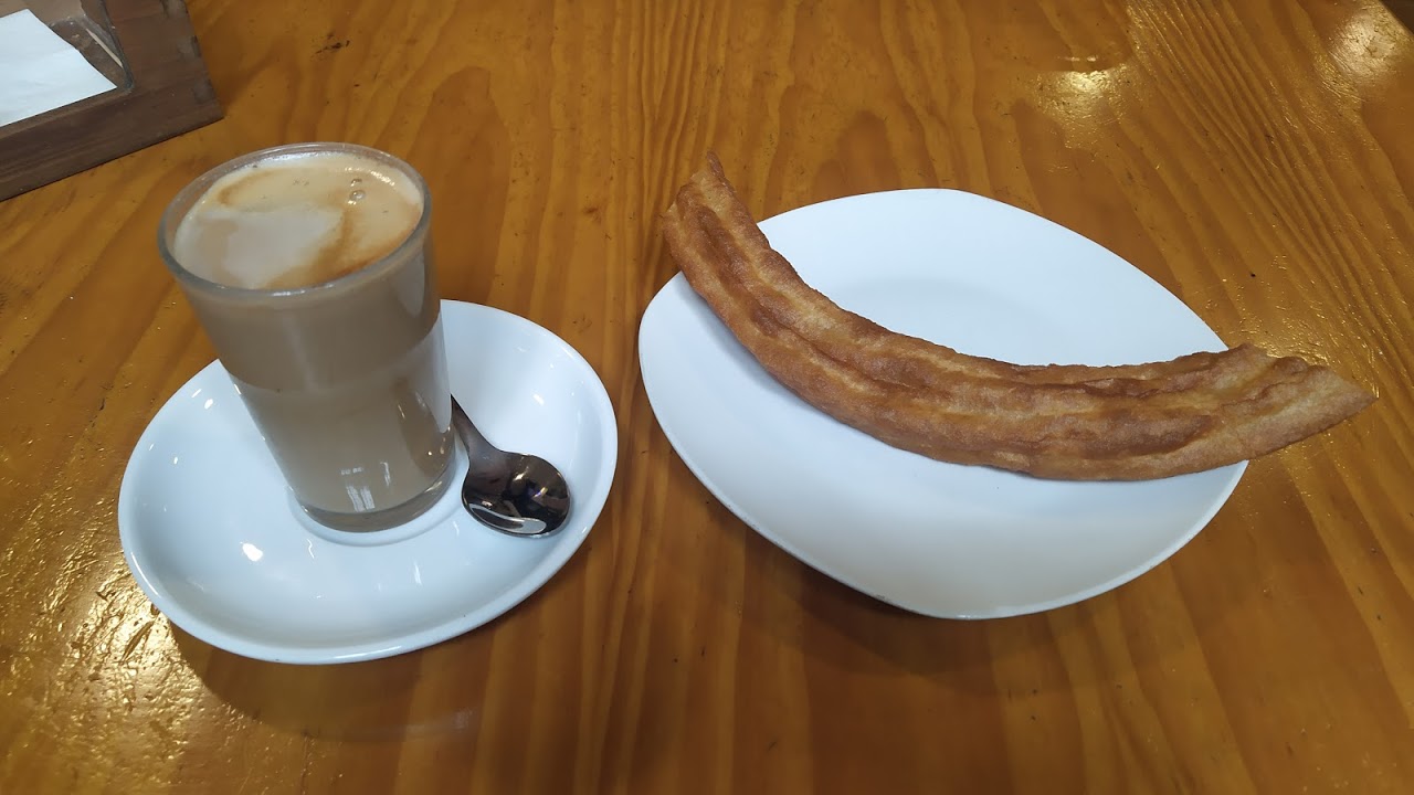 Café con porra, en Madrid. (Foto: La Crónic@)