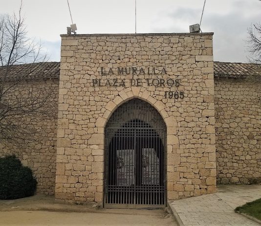 Puerta grande de la Plaza de Toros "La Muralla", de Brihuega. (Foto: La Crónic@)