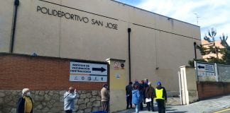 Cerca ya de la recompensa deseada, a las puertas del Polideportivo "San José" para vacunarse el 15 de mayo de 2021. (Foto: La Crónic@)