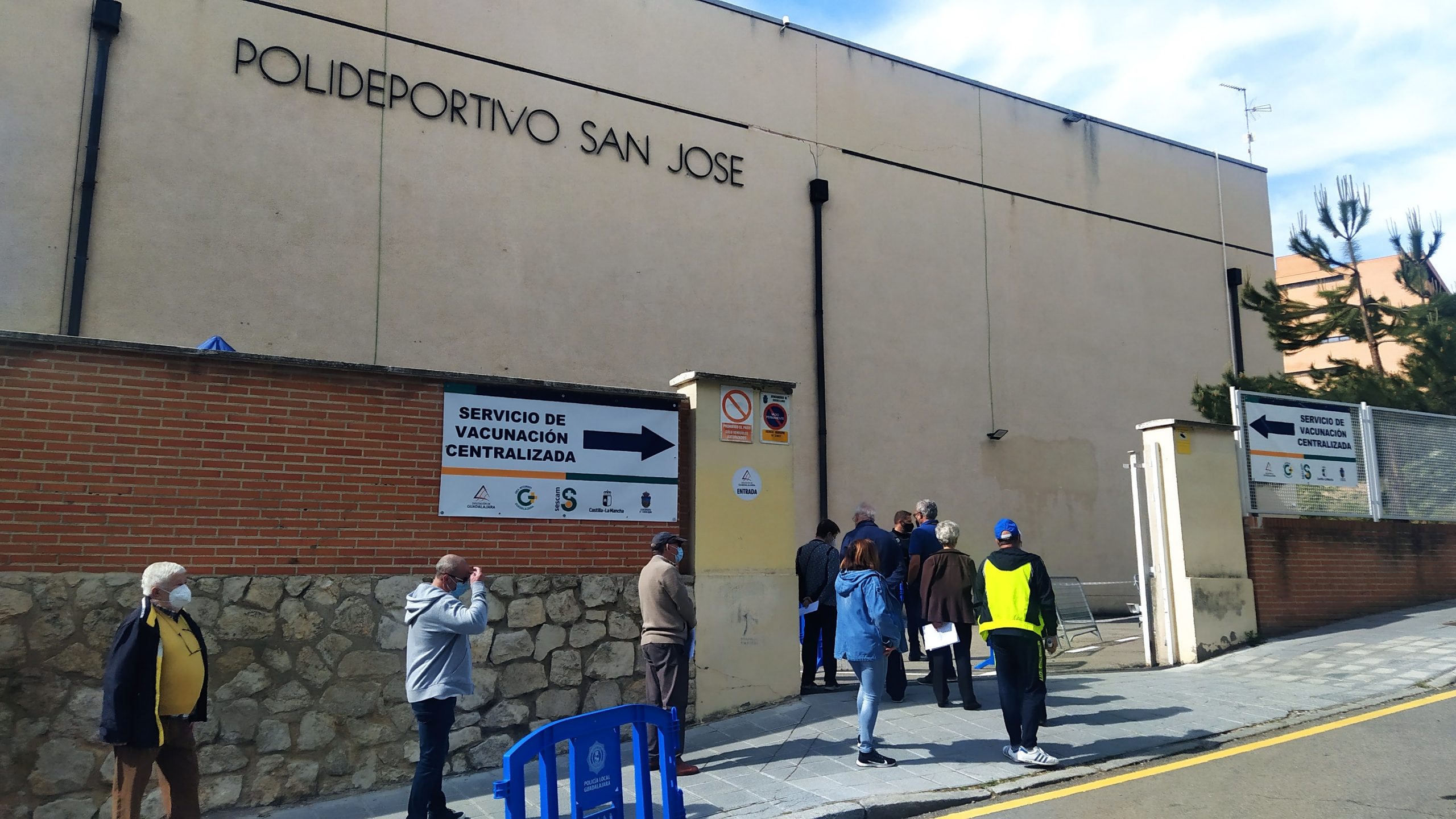 Cerca ya de la recompensa deseada, a las puertas del Polideportivo "San José" para vacunarse el 15 de mayo de 2021. (Foto: La Crónic@)