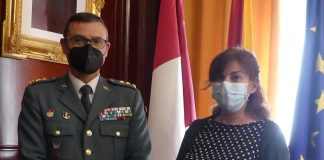 El coronel Segura en su despedida de Guadalajara, junto a la subdelegada del Gobierno, Mercedes Gómez.