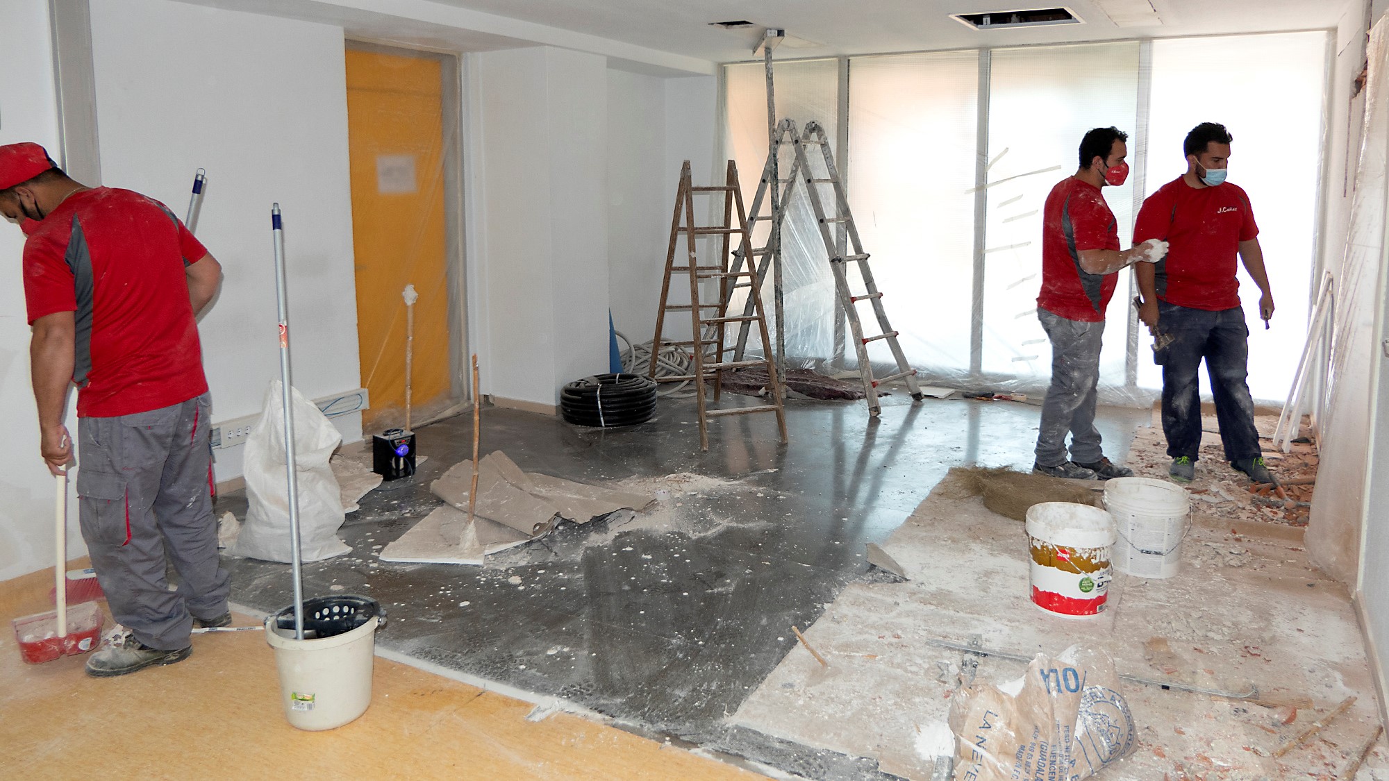 Trabajos para habilitar 4 plazas más en la UCI del Hospital de Guadalajara.