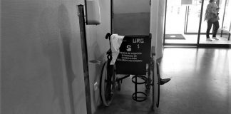 Confirmado en Guadalajara: la mitad de los hospitalizados por COVID requieren rehabilitación Silla de ruedas en los accesos a las Urgencias del Hospital de Guadalajara en mayo de 2021. (Foto: La Crónic@)