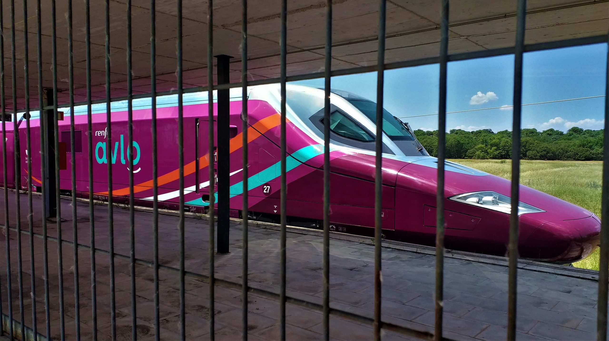 El AVLO, aparcado en la estación de Guadalajara-Yebes. (Foto: Ayuntamiento de Yebes)