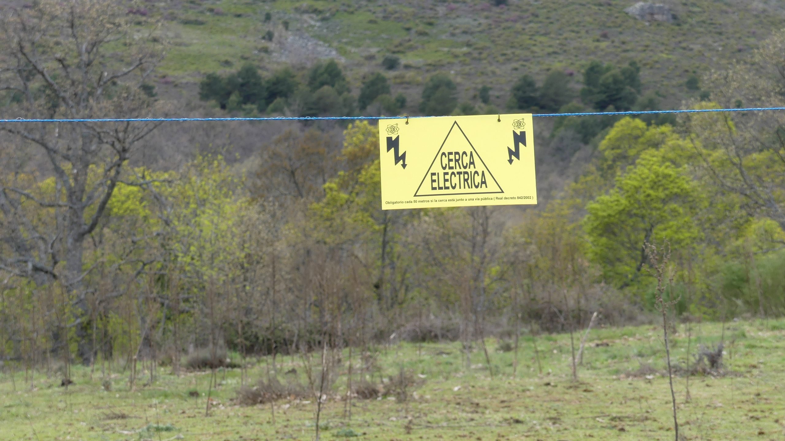 Aviso de un pastor eléctrico en un prado de la Sierra Norte de Guadalajara. Avisa a los turistas pero no previene de los lobos. (Foto: La Crónic@)