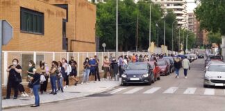 Esta vez, la cola ante el San José discurría incluso por la calle Atienza, hasta casi el Paseo de las Cruces. (Foto: La Crónic@)