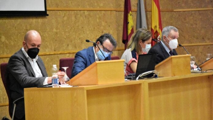 Los tres ponentes del debate organizado por Siglo Futuro junto al moderador, Juan Garrido Cecilia. (Foto: Siglo Futuro)