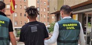 La Guardia Civil lleva hasta la Comandancia a uno de los detenidos en la operación contra los "trinitarios" en Guadalajara.