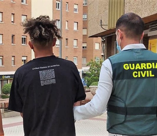 La Guardia Civil lleva hasta la Comandancia a uno de los detenidos en la operación contra los "trinitarios" en Guadalajara.