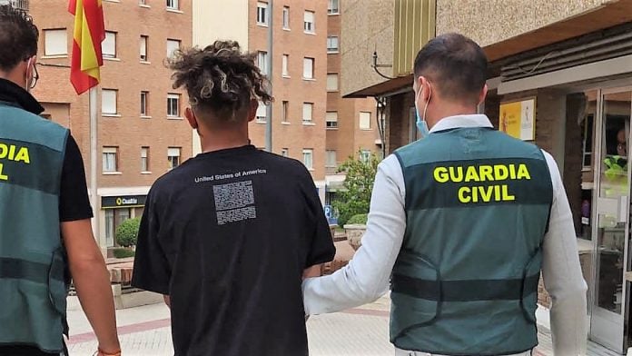 La Guardia Civil lleva hasta la Comandancia a uno de los detenidos en la operación contra los 