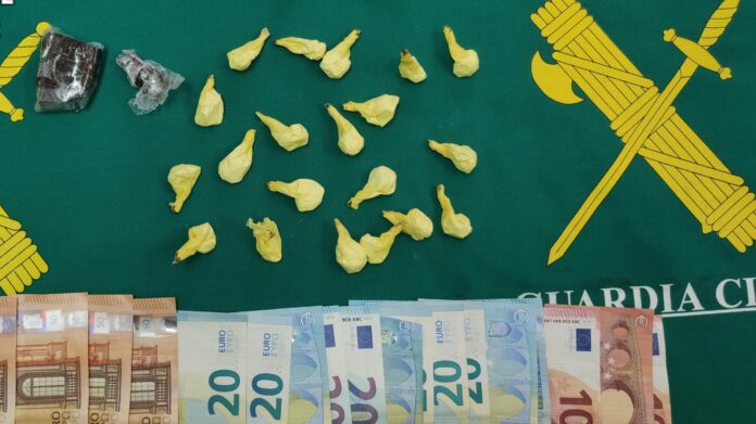 Droga y dinero incautados el 27 de junio de 2021 en la A-2, a la altura de Torija. (Foto: Guardia Civil)