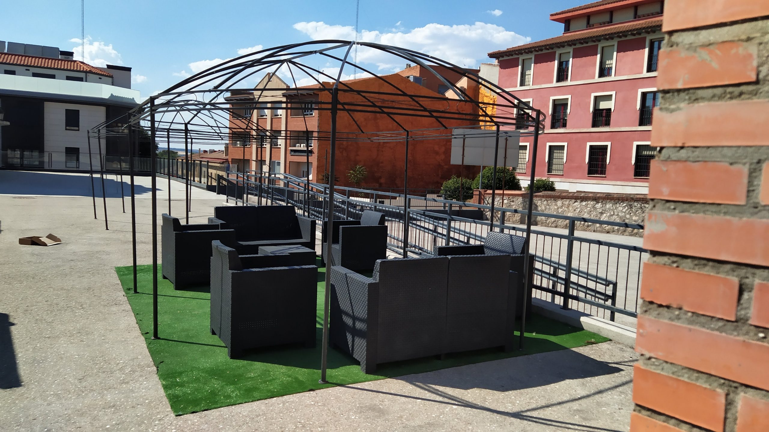 Instalación del mobiliario de la terraza del Mercado de Abastos de Guadalajara el 9 de junio de 2021. (Foto: La Crónic@)