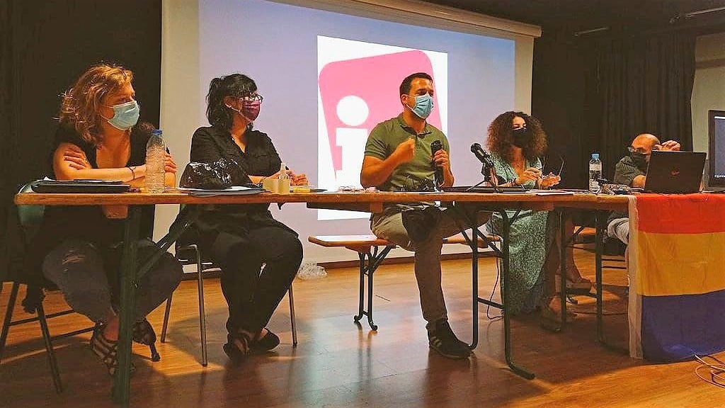 La asamblea de IU se celebró en Chiloeches, presidida por una bandera republicana.