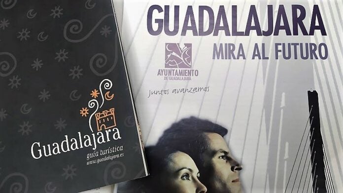 Dos ejemplos de logotipos del Ayuntamiento de Guadalajara: el 
