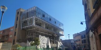 El Edificio Negro incumple plazos y cambia de color El antiguo Edificio Negro de la Plaza del Concejo, en plena reforma integral el 24 de junio de 2021. (Foto: La Crónic@)