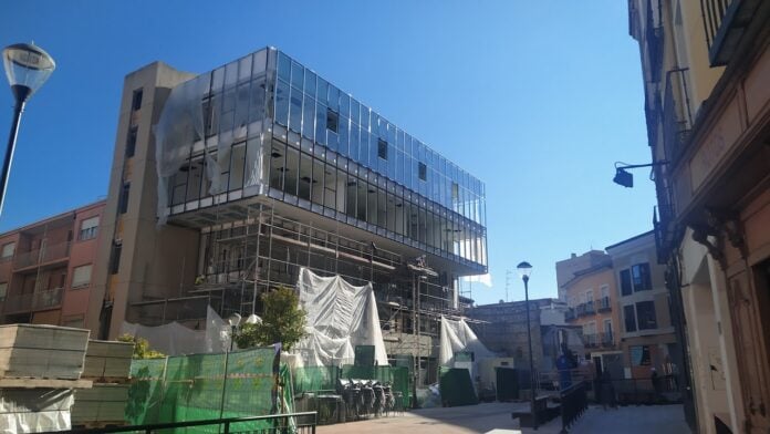 El antiguo Edificio Negro de la Plaza del Concejo, en plena reforma integral el 24 de junio de 2021. (Foto: La Crónic@)