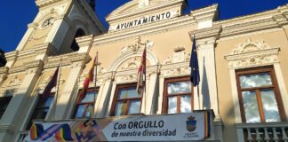 Pancarta en el Ayuntamiento de Guadalajara por la Semana del Orgullo. (Foto: La Crónic@)